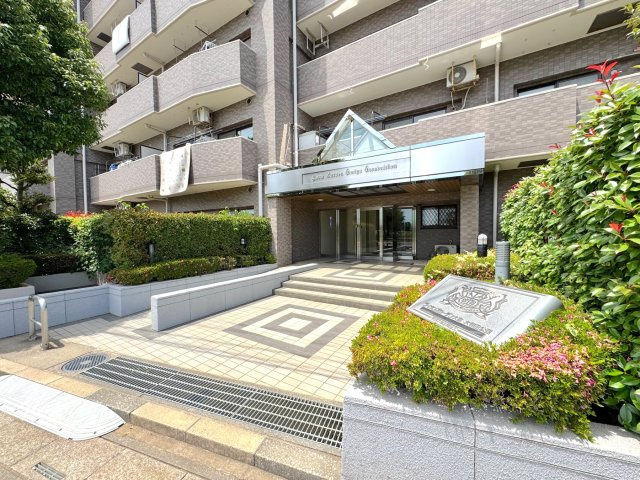 ライオンズガーデン大宮・大和田公園|エントランス外
視界が良く開放的なアプローチ。植栽がきれいに整えられており、管理体制の良さが伺えます。防犯面でも安心感があり、毎日気持ちよく行き来できるエントランスです。
