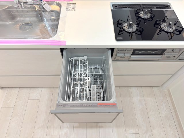 ライオンズガーデン大宮・大和田公園の発電・温水設備|食洗機
手間の増える食器洗いを自動化するビルドイン食洗機。手洗いより節水効果が高く、食後の家族団らんやプライベートな時間をゆったり確保できます。