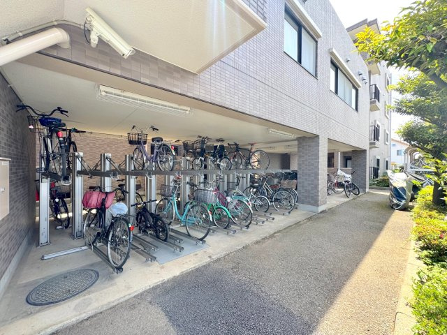 ライオンズガーデン大宮・大和田公園の駐輪場|駐輪場
敷地内に整備された屋根付きの駐輪場。大切な自転車を雨風から守り、駅までの通勤・通学や近隣ショッピングモールへの移動時にも快適に利用できます