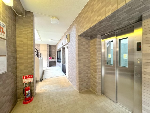 ライオンズガーデン大宮・大和田公園のその他共用部分|エレベーターホール
清潔に保たれたエレベーターホール。共用部のメンテナンスや清掃が行き届いており、毎日の行き帰りも快適。住民同士の心地よいコミュニケーションの場にもなります。