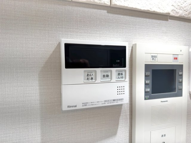 ライオンズガーデン大宮・大和田公園の発電・温水設備|給湯
ワンタッチでお湯張りや保温設定ができる便利なお風呂の給湯リモコン。忙しい夕方の時間帯でもスムーズにお風呂の準備ができ、いつでも温かいお湯に浸かれます。