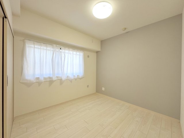 ライオンズガーデン大宮・大和田公園の寝室|洋室5.5帖　間取り図真ん中の部屋
ゆとりある広さを確保した主寝室です。衣類や荷物をたっぷり収納できるウォークインクローゼット（WIC）を完備。お部屋を広くスッキリと保ち、快適に休むことができます。