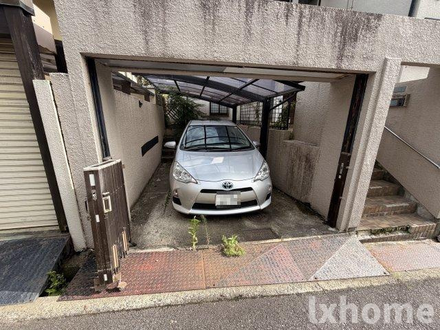 山手台6丁目一戸建ての駐車場