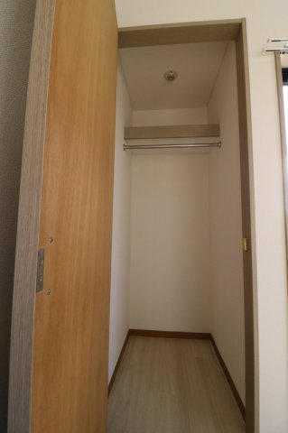 メローハイム高宮の収納|クローゼット奥行きが広い。最上階角部屋。ロフト付アパートタイプ。