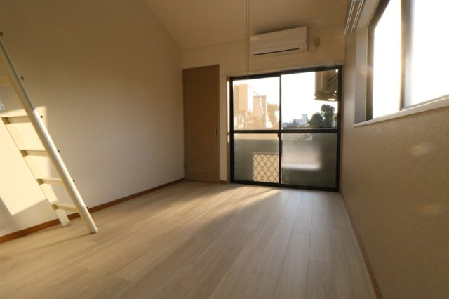 メローハイム高宮の居間・リビング|日当たり良好。最上階角部屋でロフト付。
やわらかな採光が快適な暮らしを彩ります♪