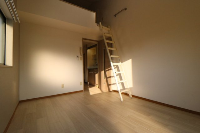 メローハイム高宮の居間・リビング|日当たり良好。最上階角部屋でロフト付。
やわらかな採光が快適な暮らしを彩ります♪