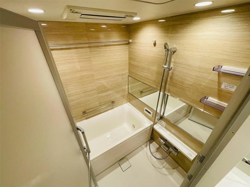 ＯＰＥＮ　ＲＥＳＩＤＥＮＣＩＡ　ＳＨＩＮＪＵＫＵ　ＴＨＡ　ＨＯＵＳＥの浴室|風呂
