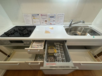【キッチン】 | 東峰マンション野間大池公園☆仲介手数料無料☆ | 食器洗い乾燥機や浄水器一体型水栓、お手入れのしやすいガラストップコンロなど、最新の家事楽機能を完備しています。