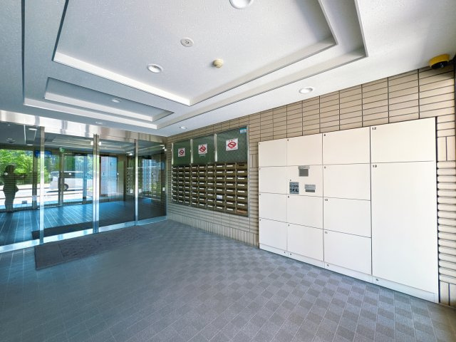 【エントランス】 | 東峰マンション野間大池公園☆仲介手数料無料☆ | 管理体制が良好で、エントランスや廊下などの共用部分は常にきれいに保たれています。住まう方の満足度を高める、落ち着きと気品に満ちた住環境です。