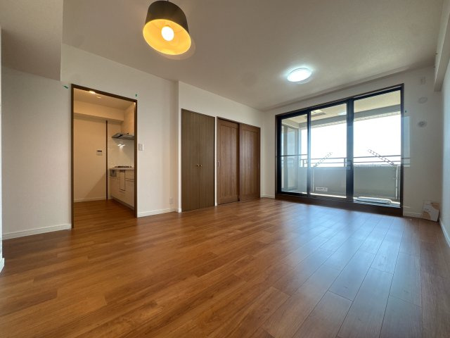 【居間・リビング】 | 東峰マンション野間大池公園☆仲介手数料無料☆ | 自然光がたっぷりと差し込む明るいリビング。家族が集まり、ゆったりとした時間を過ごせる広々とした設計です。