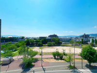 【展望】 | 東峰マンション野間大池公園☆仲介手数料無料☆ | 【開放感のあるバルコニー】日当たり・通風良好なバルコニー。洗濯物を干すスペースとしてはもちろん、ちょっとした気分転換にも最適な開放的な空間です。周辺に高い建物が少なく、心地よい風が通り抜けます。