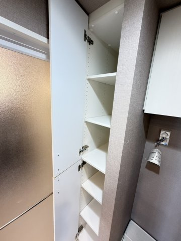 アネージュ石川セオリアの脱衣所|脱衣場に収納がございます。タオルの収納、洗濯洗剤等の整理整頓に◎
