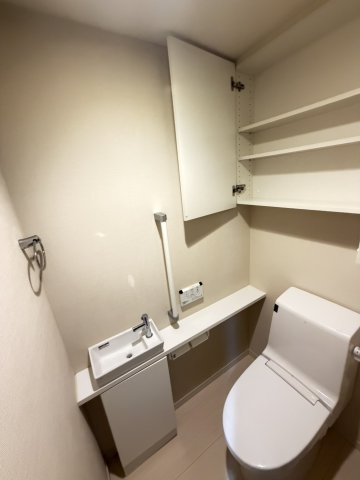 アネージュ石川セオリアのトイレ|トイレットペーパーのストックや掃除用具など、生活感が出やすいものが隠れるので
おしゃれな空間を演出できます。