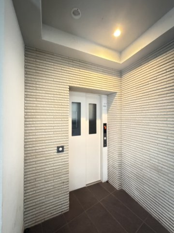 アネージュ石川セオリアのその他|センサーに鍵をタッチする自動で、居住階に止まります。
鍵を持たない方の侵入を防ぎます。