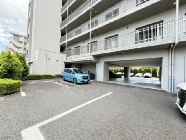 アネージュ石川セオリアの駐車場