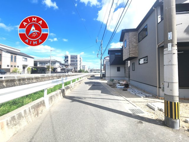 福岡市早良区飯倉3丁目第7-3棟（1号棟）の前面道路含む現地写真|前面道路は閑静な住宅地をはしる車通りの少ない道路。お車の出し入れが苦手なママや小さなお子様にも安心ですね。しっかり舗装もされているので、ベビーカーや自転車で通っても快適に通行できます。