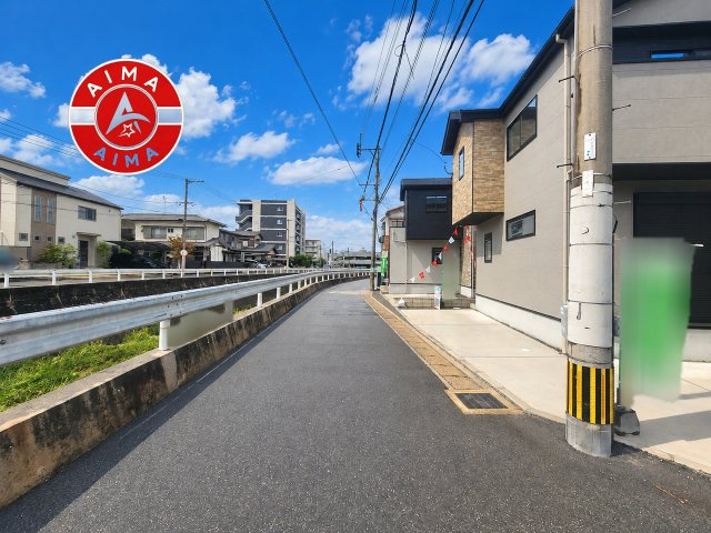 福岡市早良区飯倉3丁目第7-3棟（1号棟）の前面道路含む現地写真|前面道路は閑静な住宅地をはしる車通りの少ない道路。お車の出し入れが苦手なママや小さなお子様にも安心ですね。しっかり舗装もされているので、ベビーカーや自転車で通っても快適に通行できます。