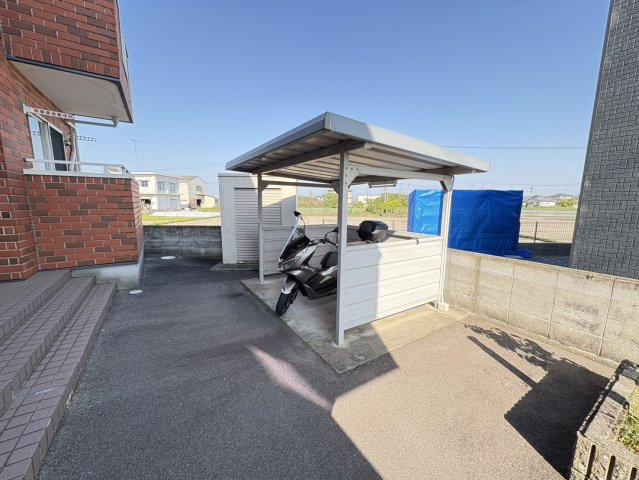 小松島市日開野町のアパートの駐車場
