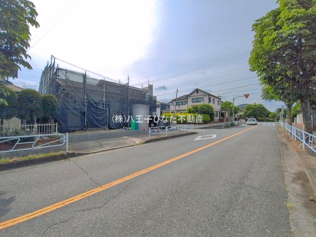 『八王子市新築戸建て』八王子市北野台2-34-6【仲介手数料無料】　３０期の前面道路含む現地写真|～仲介手数料無料☆八王子ひなた不動産～八王子市北野台　新築戸建て
