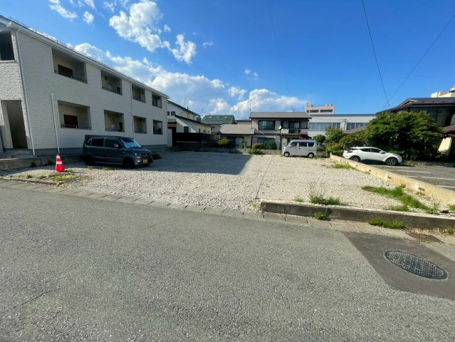 岩手県北上市一棟商業ビルの駐車場