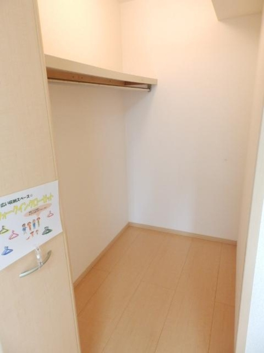 ビレッジ北久保 C棟の収納|ウォークインクローゼット