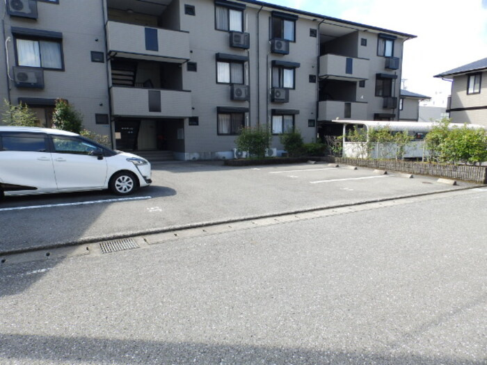 ヴィレッジ札場 A棟の駐車場|駐車場