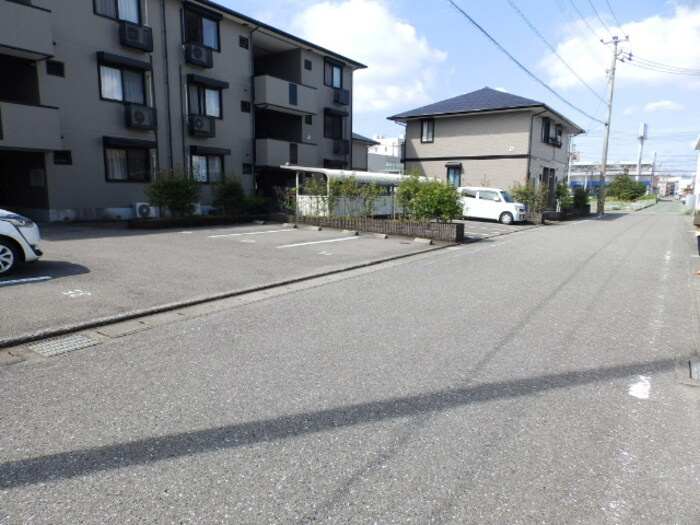 ヴィレッジ札場 A棟の駐車場|北側前面道路