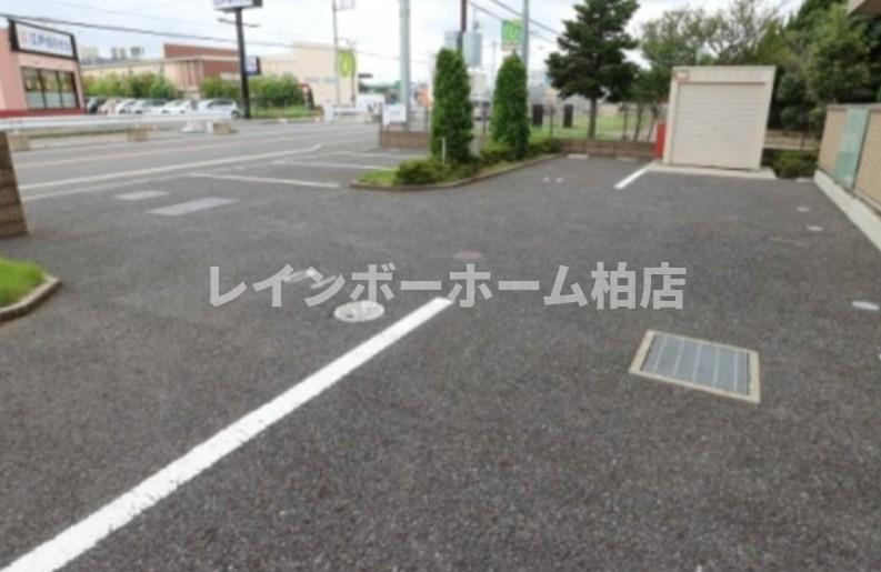 仲介手数料（賃料の1.10ヵ月）の50％OFF対象物件！の駐車場|駐車場があるので、車を買う予定の方も安心です