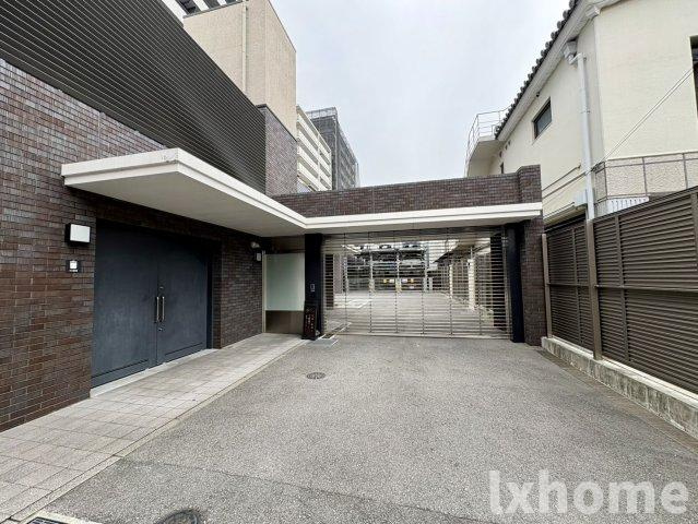 ジオ茨木西中条の駐車場