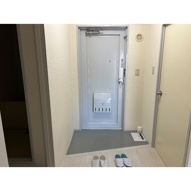 丸新ハイツの玄関|収納もある玄関です