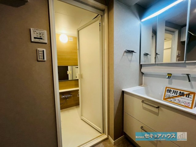 ライフウェルズ日進Ⅰの洗面所|【洗面室】
◆洗面台の向かいに洗濯機置き場があり、お風呂に入る前に洗濯物を入れることができるスムーズな動線です。　　　　　　　　　　　　　　　　　　　　　　　　　　　　　　　　　　　　　　　　　　　　