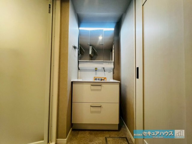 ライフウェルズ日進Ⅰの独立洗面台|【洗面台】
◆鏡の裏にはたっぷりと収納スペースを標準装備！
◆電源を付属しているのでドライヤーなど利用できます。
◆洗面台下の収納スペースには、タオルやシャンプーのストックなどをしまうことができます。