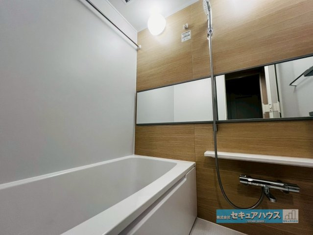 ライフウェルズ日進Ⅰの浴室|【浴室】
◆アクセントパネルで落ち着きのある雰囲気を演出します。毎日の疲れを癒やすバスタイムをお楽しみ下さい！
◆浴室乾燥機付きでカビ対策も可能です。
◆追い炊き機能を備えたオートバスです。　　　　　