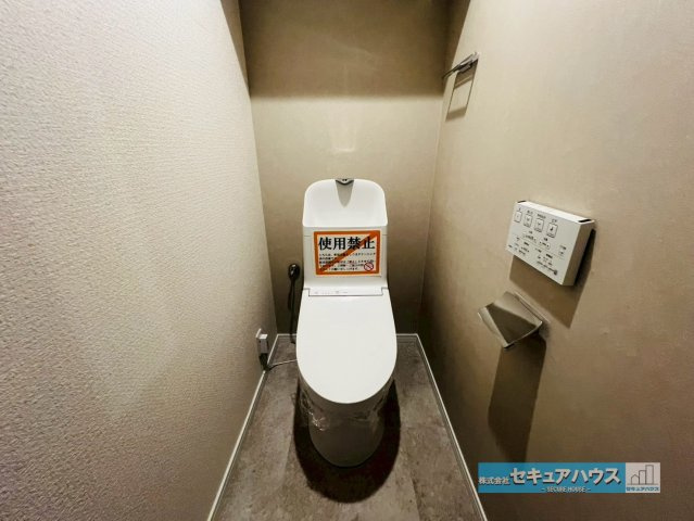 ライフウェルズ日進Ⅰのトイレ|【高機能トイレ】
◆高機能トイレの多くは便器のフタの開閉が自動であり、使用後に手動で水を流す面倒もなく非常に便利です。スタイリッシュな見た目で、お掃除しやすく、節水効果が高いです。