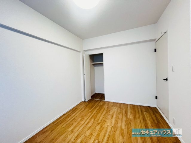ライフウェルズ日進Ⅰの洋室|【洋室6.1帖】
◆広々とした居住空間は日々の暮らしを彩り、心のやすらぎと満足感を与えてくれます。通風と採光を考慮した設計は子供たちはのびのび育ち、家族でくつろぎと団らんを生み出します。　　　　　　　