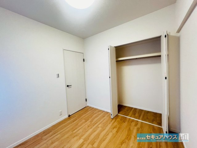 ライフウェルズ日進Ⅰの洋室|【洋室4.4帖】
◆家族一人ひとりの大切なプライベート空間。趣味に合わせて使って頂けるようシンプルに仕上げてあります。暮らし心地を大きく左右する収納を、適材適所に配置し使い勝手を考慮しました。　　　　