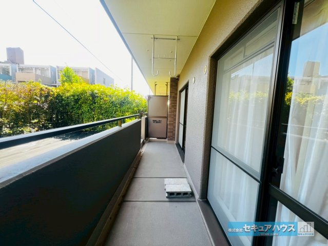 ライフウェルズ日進Ⅰのバルコニー|【バルコニー】
◆見晴らしもよく、太陽の温かな温もりをめいっぱい受け止めてくれます。
太陽の光と爽やかな風を受けたお洗濯物はあっという間に乾き、取りこむ時には太陽の匂いを感じられそうですね。　　　　　