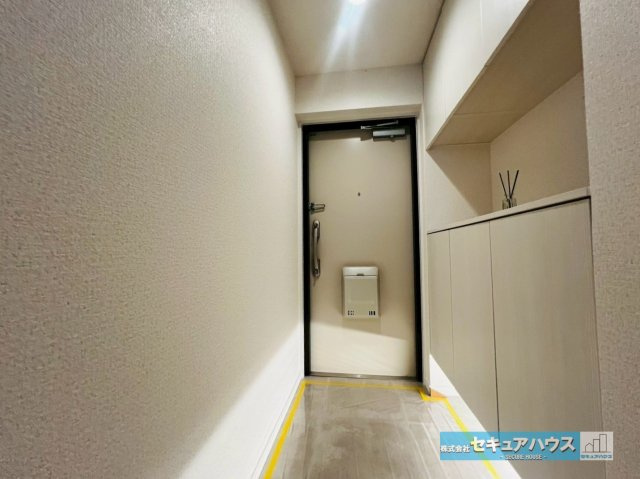 ライフウェルズ日進Ⅰの玄関|【玄関】
◆玄関収納新品交換済み！収納豊富なシューズボックスのため玄関周りがすっきりと片付きます。
◆足元の間接照明でお洒落な仕上がりです。
◆白基調の洗練された玄関でお出迎えできます。　　　　　　　