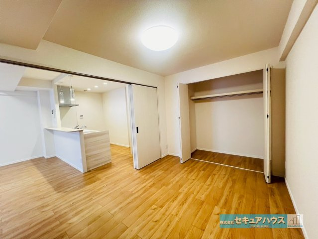 ライフウェルズ日進Ⅰの洋室|【洋室5.1帖】
◆リビングに続く洋室はリビングと一体化したスペースとして利用できます。キッチンからも目が行き届くため、お子様の遊び場として利用することも可能です。扉を閉めれば客間として利用できます。