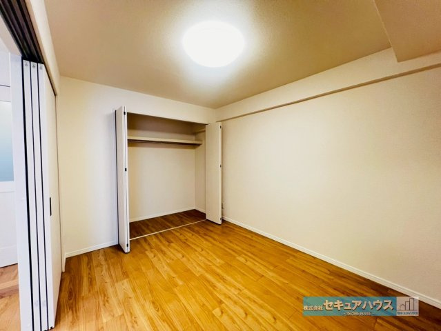 ライフウェルズ日進Ⅰの洋室|【洋室5.1帖別角度】
◆扉を閉めて、寝室や1人の個人の部屋としても利用できます。汎用性の高さが魅力のお部屋です。　　　　　　　　　　　　　　　　　　　　　　　　　　　　　　　　　　　　　　　　　　　