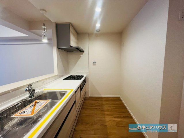 ライフウェルズ日進Ⅰのキッチン|【キッチン】
◆広々としたキッチンスペースのため家族で並んで料理することができます。
◆キッチン新品交換済みで、食洗機付きです♪　　　　　　　　　　　　　　　　　　　　　　　　　　　　　　　　　　　　