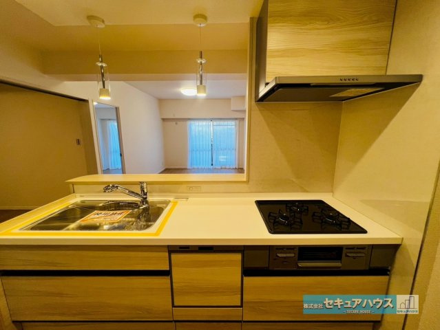 ライフウェルズ日進Ⅰのキッチン|【キッチン】
◆同時にたくさんの料理が調理できる3口コンロ。「焼く・蒸す・煮る」の工程を同時進行で進めることができるので、料理を素早く作ることができます。育児でバタバタ忙しいママに嬉しい♪　　