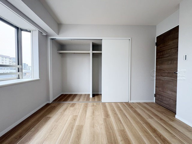【子供部屋】 | メゾンヴェール柏木 | 収納スペースを備えた洋室。現地をご覧になった際には、部屋の大きさのほか、収納部分のサイズなどもご確認ください。～即日のご見学可能～　お問合せはお気軽にどうぞ。