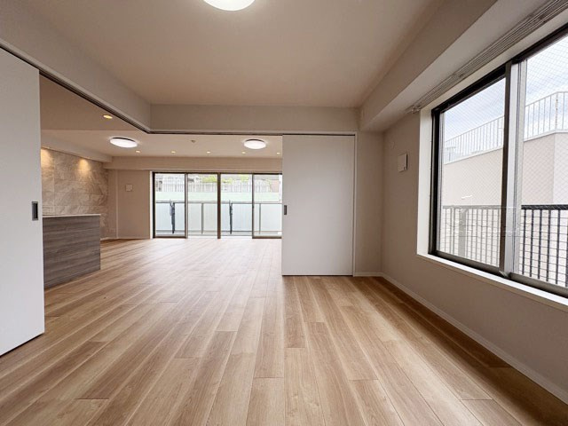【洋室】 | メゾンヴェール柏木 | 窓から明るい光が差し込む洋室。ベッドを置いて個人居室にする場合は、多くの時間を過ごすことになる空間です。使い勝手や落ち着きを想像してください。～即日のご見学可能～　お問合せはお気軽にどうぞ。