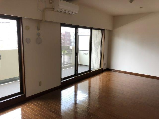 川口市栄町３丁目の賃貸マンションの居間・リビング|こちらの居間で趣味の時間をお楽しみください