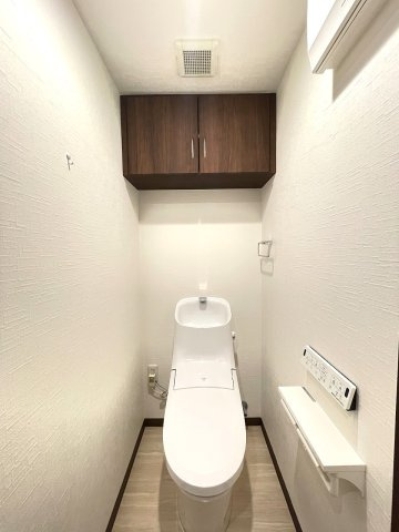 フローレンス井口台ビューステージのトイレ|小物の収納ができる吊戸棚が配置されているトイレです。