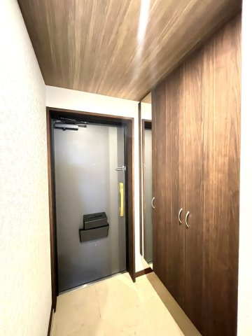 フローレンス井口台ビューステージの玄関|玄関の収納には姿見が配置されおり、お出かけ前にコーディネートのチェックができます。