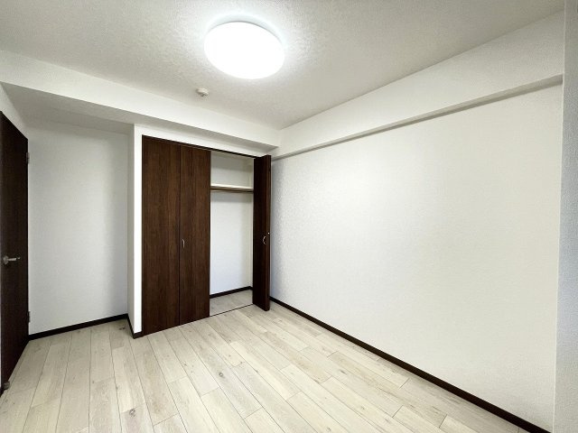 フローレンス井口台ビューステージの洋室|約６．０帖の洋室です。こちらのお部屋にも収納が配置されています。
