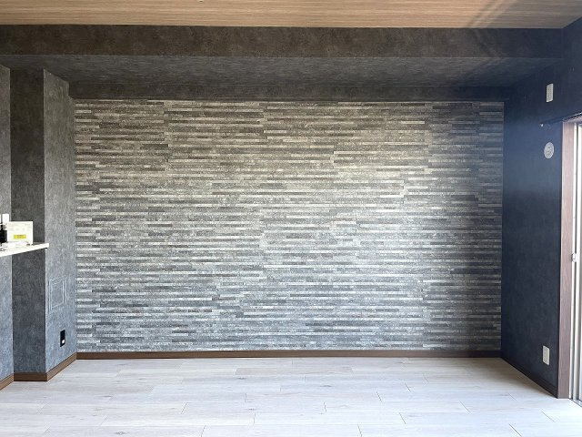 フローレンス井口台ビューステージの居間・リビング|陽光が差込むリビングは東側の壁はエコカラットで施工されています。