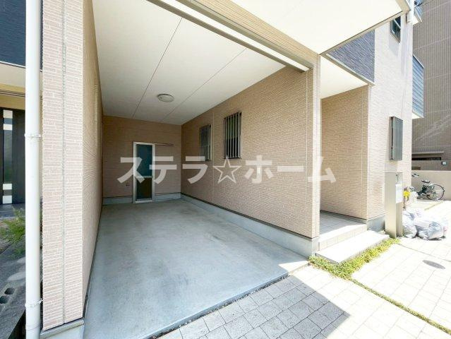 熊野町4 中古戸建の駐車場|ビルトインガレージです